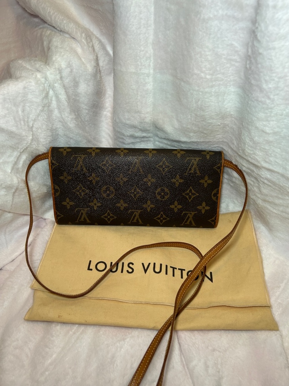 381. Louis Vuitton Monogram Pochette Twin GM w/coa - Picture 3 of 13
